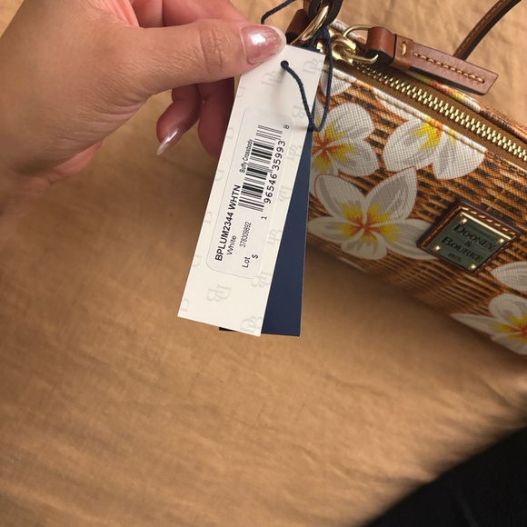 NWT Dooney & Bourke Plumeria Suki Floral Wicker-Print Small Buffy Crossbody Bag - Picture 3 of 6